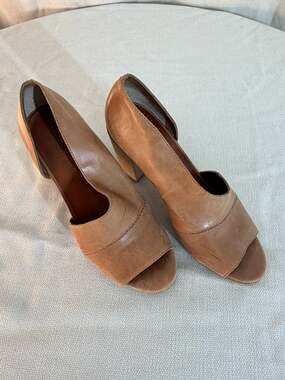 1.STATE Saffron Peep Toe Block Heel Tan Leather Sandals